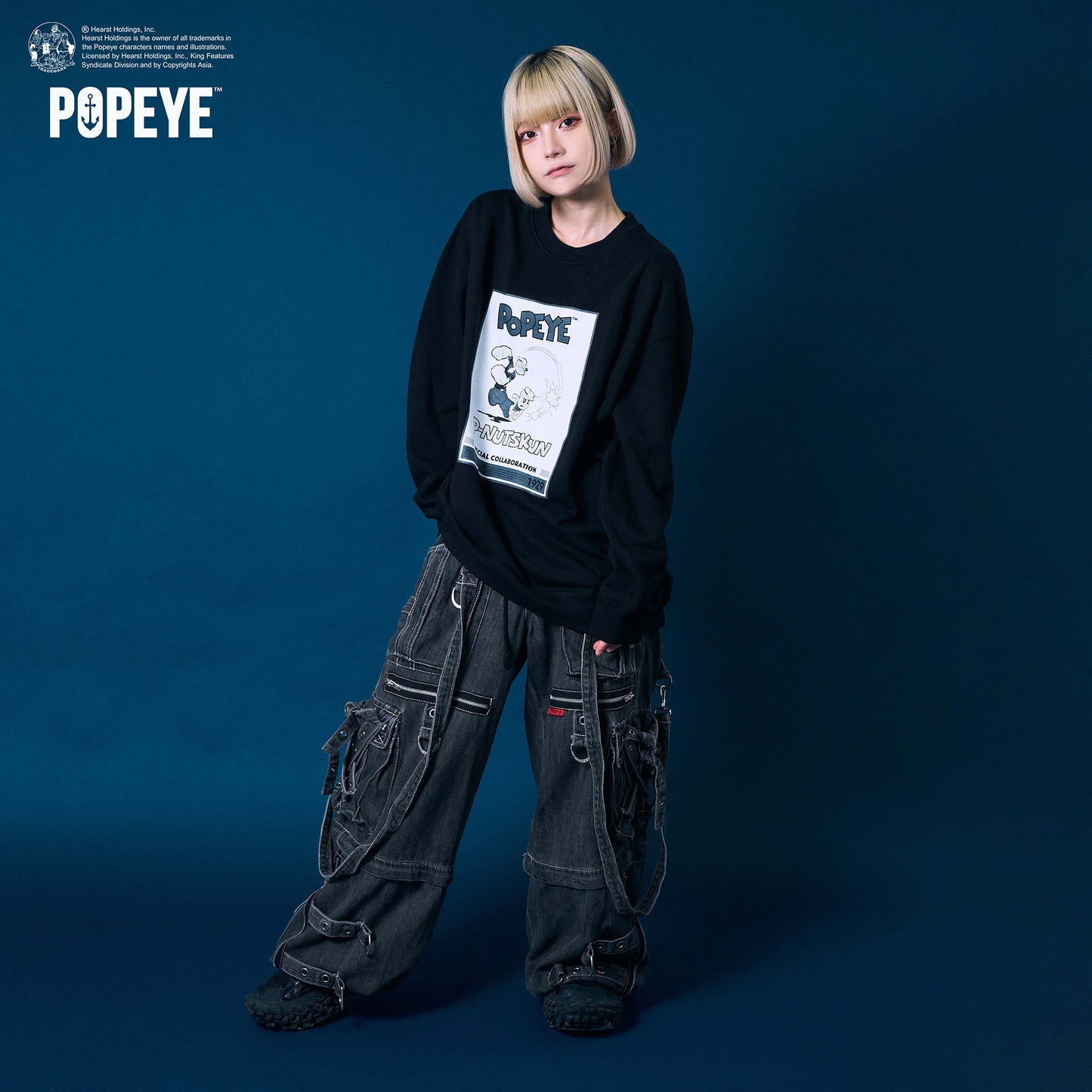 【POKOPEA　Collaboration】POPEYE™ x オシャレになりたい！ピーナッツくん　Poster Graphic Crewneck Sweatshirt　Black（M）