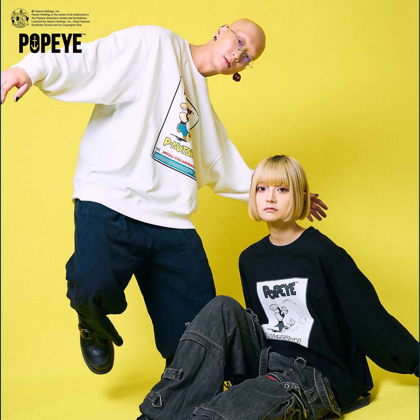 【POKOPEA　Collaboration】POPEYE™ x オシャレになりたい！ピーナッツくん　Poster Graphic Crewneck Sweatshirt　Black（M）